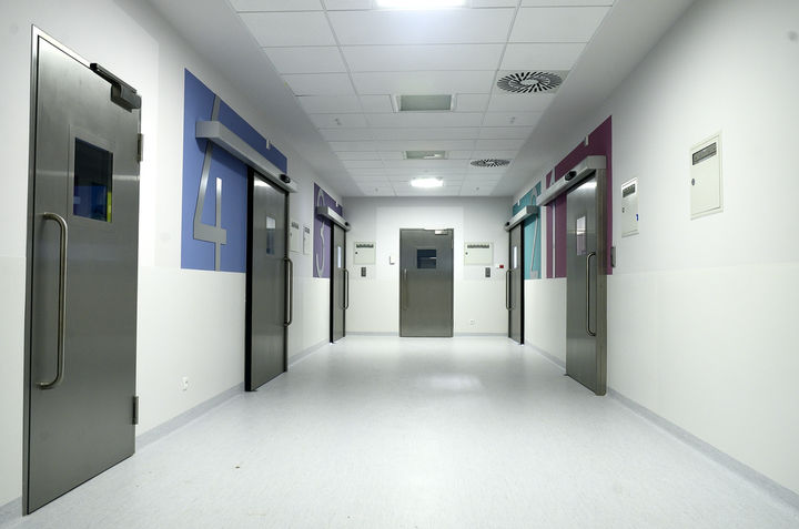 Varşova Anıt Çocuk Sağlığı Enstitüsündeki çoklu kapı sistemlerine sahip klinik koridoru.