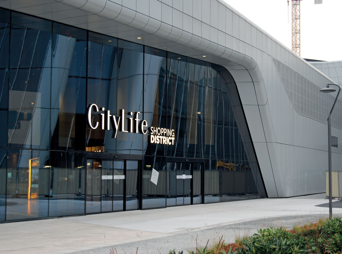 配有盖泽自动门的新米兰 CityLife 购物中心入口。
