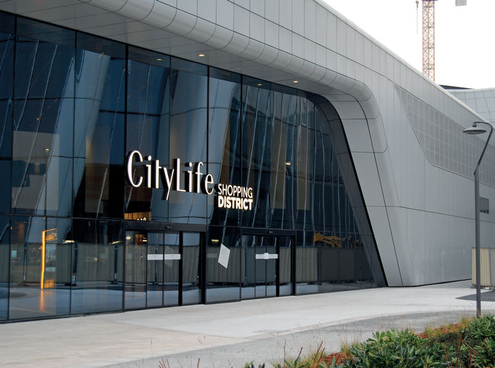 Entrén till CityLife shoppingkvarter i Milano, med GEZE automatdörrar. Foto: GEZE GmbH