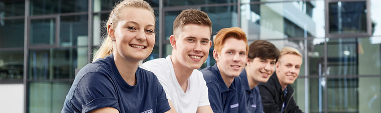 Sie möchten eine zukunftssichere Ausbildung, bei der Sie mit Freude dabei sind? Sie wollen einen verlässlichen Arbeitgeber, der Ihre Talente fördert? Dann steigen Sie bei uns ein – ob im kaufmännischen oder im gewerblich-technischen Bereich. 