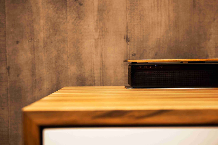 Thanks to the Slimchain chain drive, the soundbar moves out of the sideboard. 