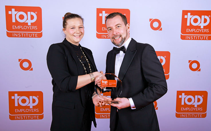 Sandra Alber nimmt den TOP Employer Award 2019 im Rahmen der Preisverleihung entgegen. 