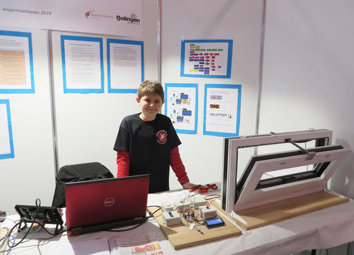 Nick Pfeiffer presents his intelligent window at the state competition of “Jugend forscht”.