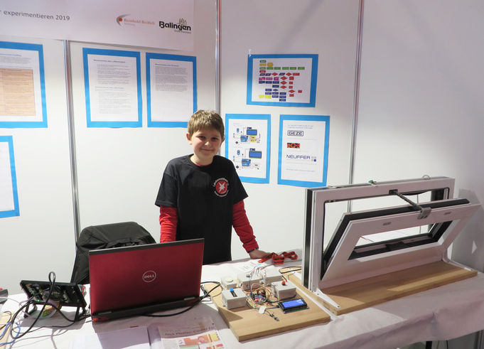 Nick Pfeiffer presents his intelligent window at the state competition of “Jugend forscht”.