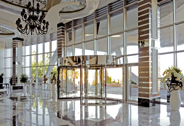 Antalya’daki Q Premium Resort’da GEZE’nin TSA 395 otomatik döner kapısı