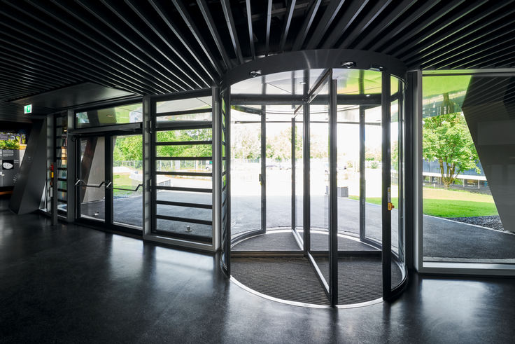 Automatische Karusselltür TSA 325 von GEZE im Planetarium „ESO Supernova“ in Garching / München