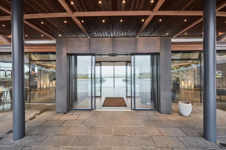 GEZE IGG integrated all-glass system in the entrance doors to the Great Northern Hotel. 