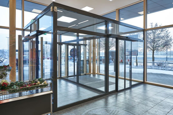 Fits perfectly into the generous glass front of the entrance area – the GEZE ECdrive T2.