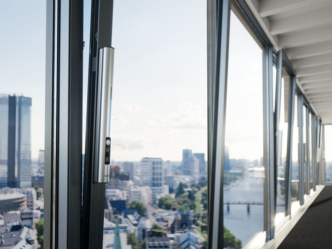 Naturlig ventilation med automatiserade fönster ger effektiv luftväxling.