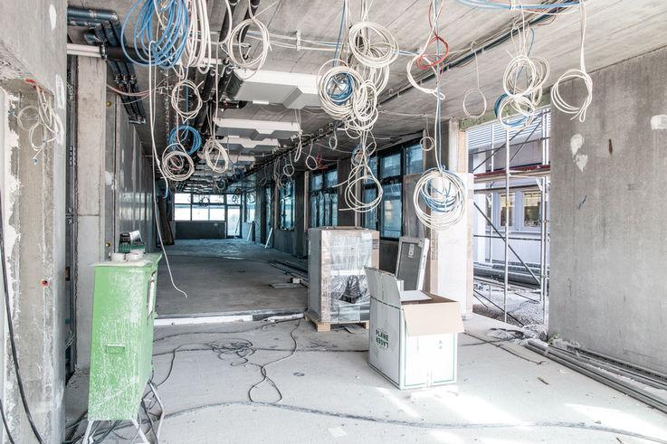 Türöffnungen für komplexe Türen im Rohbau: Häufig fehlt die Gesamtkoordination der verschiedenen Gewerke beim Einbau. Dann kann es passieren, dass auch nach dem Einbau noch die Kabel heraushängen.