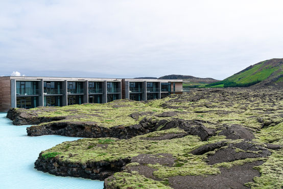 Iøynefallende arkitektur i et iøynefallende landskap: The Retreat ved Den Blå Lagune på Island.