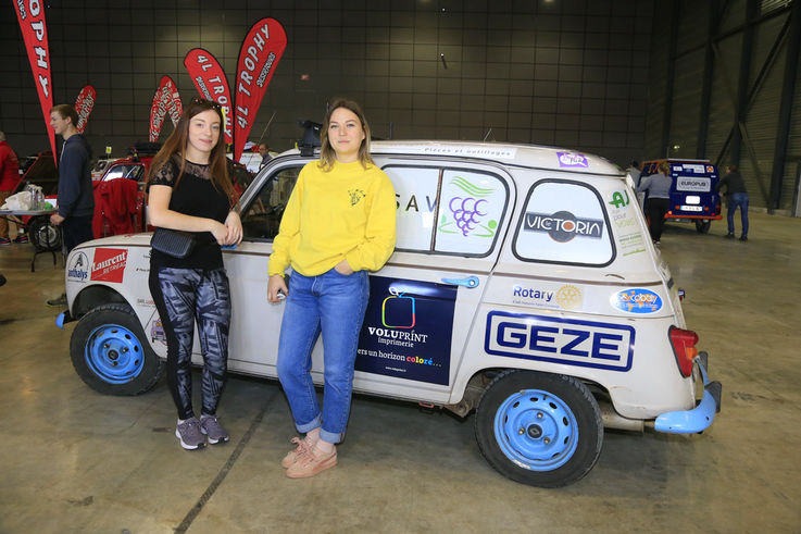 Die beiden Studentinnen Maud und Laeticia mit ihrem von GEZE Frankreich unterstützten Renault-4L bei der 4L-Trophy.