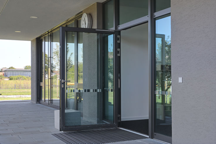 Side entrance to Rheinhausen primary school, fitted with TS 5000 overhead door closer and a GCVR 800 UP reader for the GEZE INAC access control system.