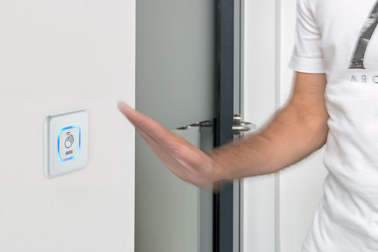 Avec le GC 307+, il est possible de commander facilement les portes automatiques sans perception haptique à l’intérieur et à l'extérieur.