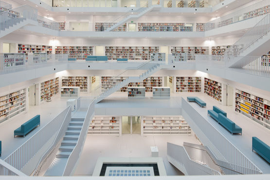 Vista da galeria de leitura e da claraboia na biblioteca pública de Estugarda. Foto: Lazaros Filoglou para a GEZE GmbH