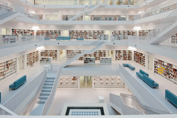Visning av lesegalleriet og overlyset i Stuttgart offentlige bibliotek. Bilde: Lazaros Filoglou for GEZE GmbH