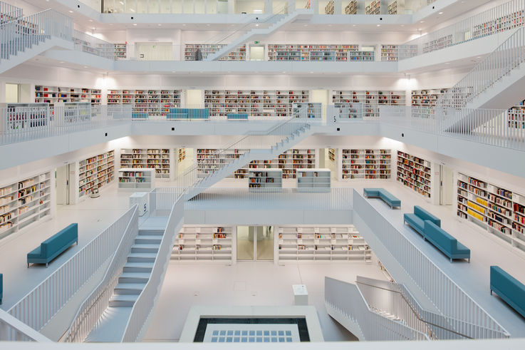 Vue de la galerie de lecture et l’imposte dans la bibliothèque publique de Stuttgart. Photo : Lazaros Filoglou pour GEZE GmbH