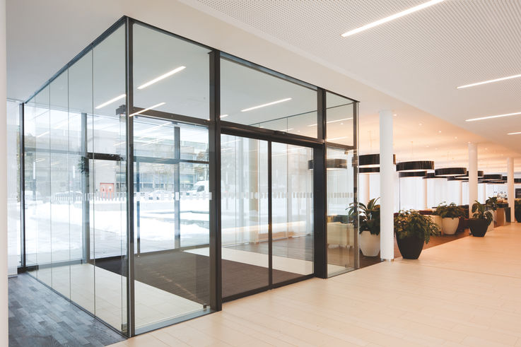 Vestibule met automatische glazen schuifdeuren (foto: Dirk Wilhelmy voor GEZE GmbH)