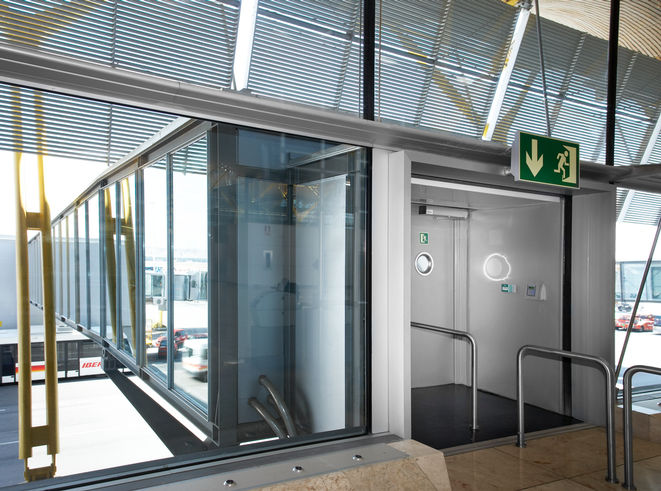 Ușa se balansează către zona exterioară a terminalului aeroportului