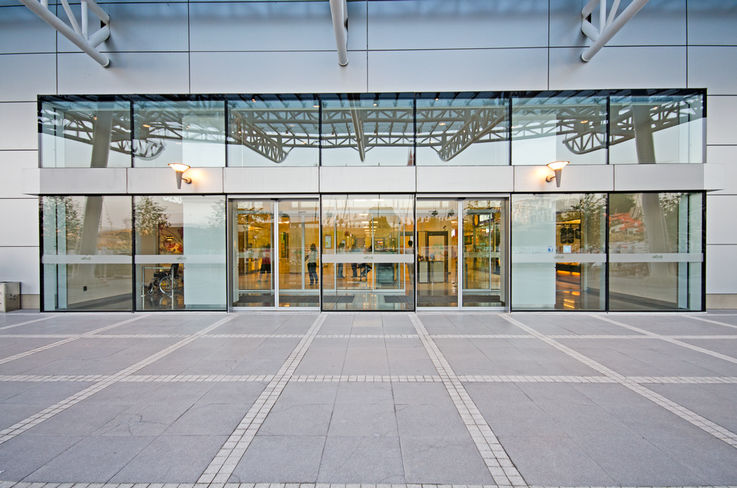 The flow of customers in shopping malls is in part controlled by the door systems.