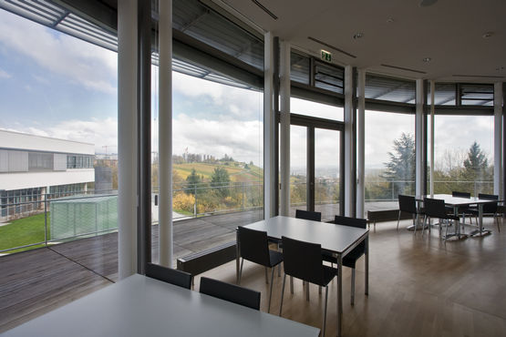 Pavillon des Robert Bosch Krankenhauses in Stuttgart, mit automatischen Fenster- und Türsystemen von GEZE.