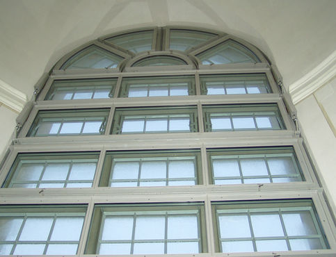 Félköríves ablak füst- és hőelvezető rendszerrel a Nagyboldogasszony templomban. Fénykép: MM Fotowerbung a GEZE GmbH megbízásából 