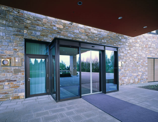 Porte automatique en verre dans l’entrée de l’hôtel.