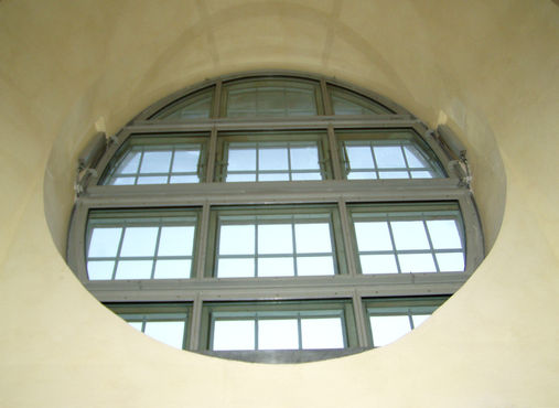 Barokk kerek ablak füst- és hőelvezető rendszerrel a drezdai Nagyboldogasszony templomban. Fénykép: MM Fotowerbung a GEZE GmbH megbízásából 