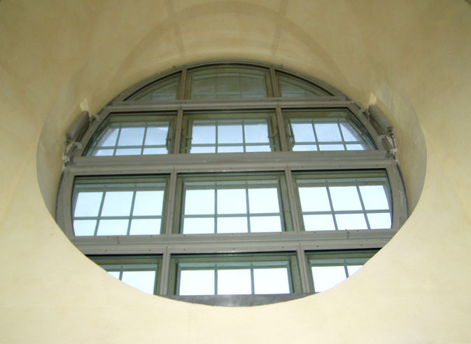 Rundes Barockfenster mit RWA-Anlage in der Dresdner Frauenkirche.