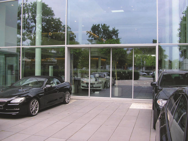 GEZE telescopic door in the glass façade of the BMW Munich dealership. Photo: GEZE GmbH