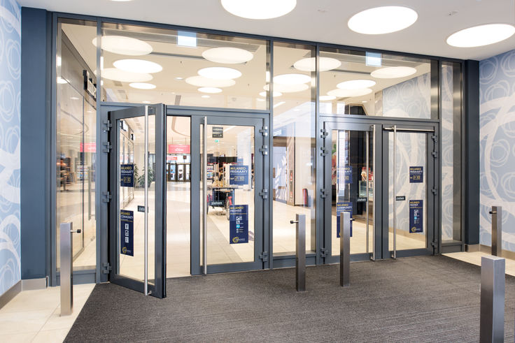 Verglaste Automatiktüren von GEZE im Windfang des Milaneo Shopping Center.