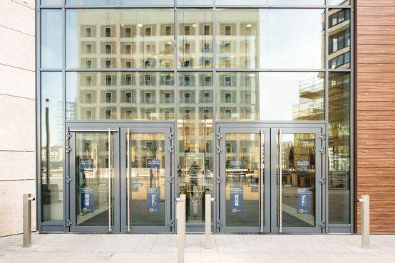Ett vindfång med fyra automatiska dörrar i shoppingcentret Milaneo i Stuttgart