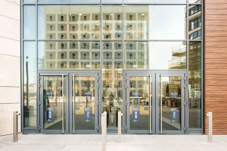 Een windvang met vier automatische deuren in het winkelcentrum Milaneo in Stuttgart