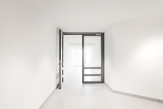 Verglaste zweiflügelige Tür im Klinik-Innenbereich