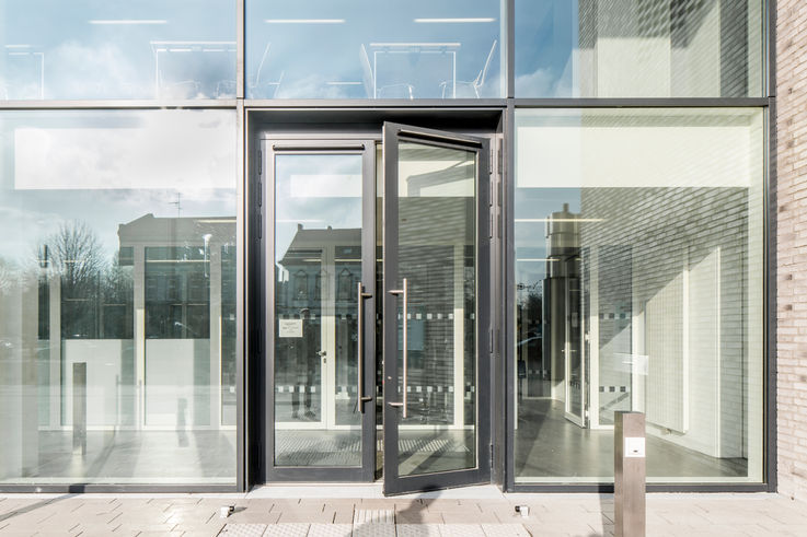 Judiciary centre with double-leaf automatic door. Photo: Annika Feuss for GEZE GmbH