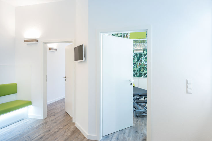 Porte della sala nello studio fisioterapico BEHANDELBAR 3.0. Immagine: Jürgen Pollak per GEZE GmbH
