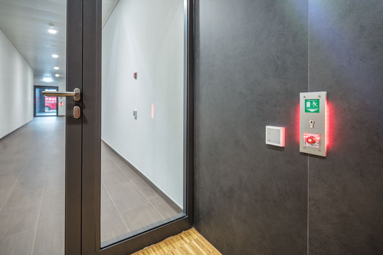 Intelligent system solutions for fire protection doors in escape routes