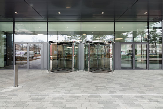 Puertas giratorias en la entrada del campus TI de Vector. Foto: Jürgen Pollak para GEZE GmbH
