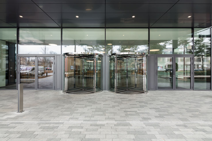 Drzwi karuzelowe w obszarze wejścia kampusu Vector IT. Zdjęcie: Jürgen Pollak dla GEZE GmbH