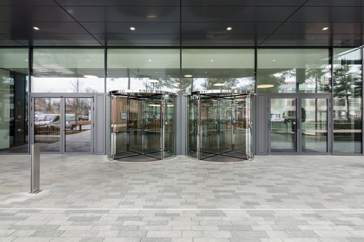 Revolving doors in the entrance area of the Vector IT campus. Photo: Jürgen Pollak for GEZE GmbH