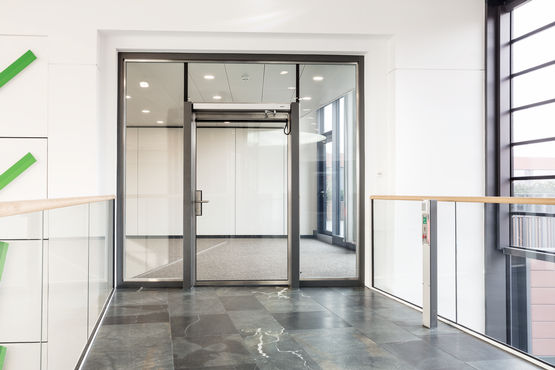 Complex door technology, fine-framed and centrally controllable