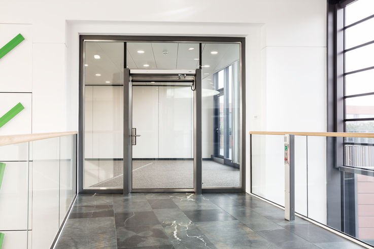 Single-leaf glass swing door in fire safety design. Photo: Jürgen Pollak for GEZE GmbH