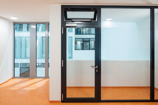 दरवाजा क्लोजर्स का उपयोग स्वचालित रूप दरवाजे बंद करने के लिए किया जाता है।