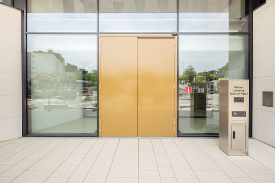 I sistemi di porta a battente GEZE uniscono sicurezza antincendio e accessibilità nell’area di entrata. Immagine: Jürgen Pollak per GEZE GmbH