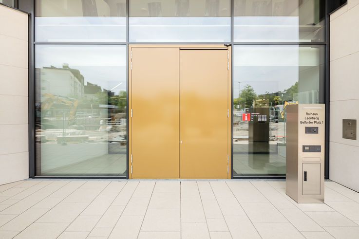 Os sistemas de porta batente GEZE combinam segurança contra incêndios e design para todos na área de entrada. Foto: c para a GEZE GmbH