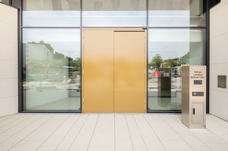 Los sistemas de puertas batientes de GEZE combinan la seguridad contra incendios y la eliminación de barreras arquitectónicas en la zona de la entrada. Foto: Jürgen Pollak para GEZE GmbH