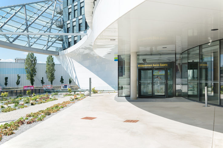 Lumineux et sans obstacle avec les portes tournantes avec des portes tournantes de GEZE. Photo : Sigrid Rauchdobler pour GEZE GmbH