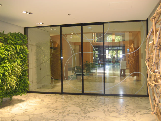 Ethianum entrance area: Linear sliding doors in the escape and rescue route with GEZE Slimdrive SL NT