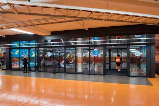 Partout dans le centre commercial : un grand confort d’utilisation, grâce à des systèmes de portes coulissantes en verre.