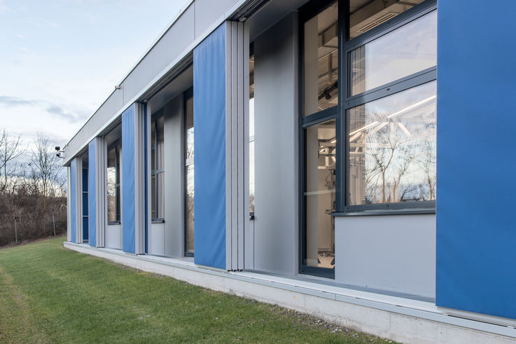 Intelligent façade technology: The blind extends automatically in response to solar radiation. Windows open or close depending on the outside temperature.